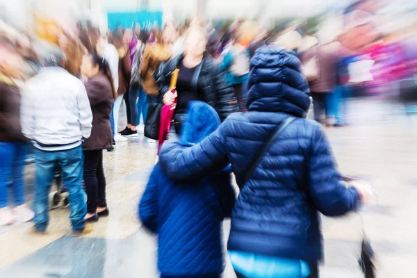 Folla Persone Una Dello Shopping Nella Città Piovosa — Foto Stock