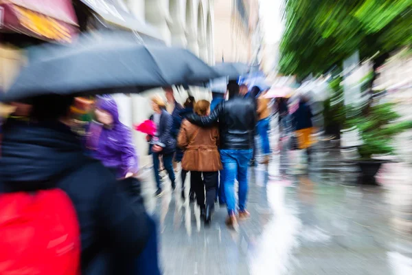 Imagen Con Cámara Hecha Efecto Zoom Personas Con Paraguas Caminando — Foto de Stock