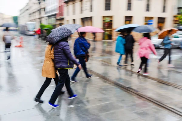 Kamera Yapılmış Hareket Bulanıklığı Insanların Yağmurlu Şehirde Yürüyüş Şemsiyelerle Resimle — Stok fotoğraf