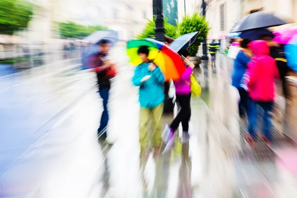 Obrázek Fotoaparátem Zoom Efekt Lidí Deštníky Deštivém Městě — Stock fotografie