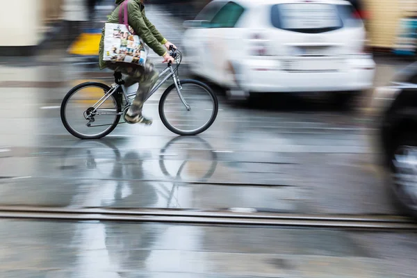 Picture Camera Made Motion Blur Bicycle Rider City Traffic — Stock Photo, Image