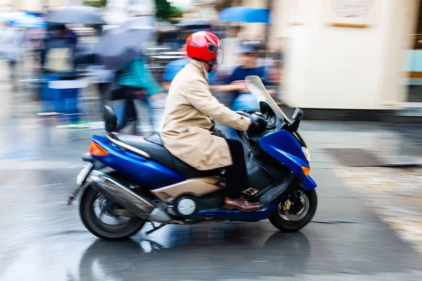 Immagine Uno Scooter Movimento Sfocato Una Strada Bagnata Della Città — Foto Stock