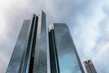 Frankfurt am Main, Almanya - 08 Ocak 2019: Frankfurt Deutsche Bank ikiz kuleleri. İki kule için 155 m yükselişi ve Deutsche Bank, Almanya'da en büyük Bankası olarak hizmet