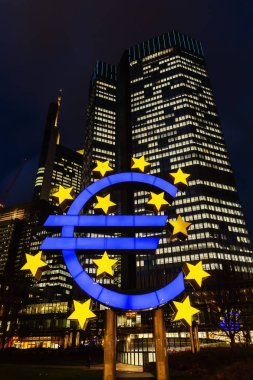 Frankfurt am Main, Almanya - 08 Ocak 2019: Euro heykel Eurotower önünde. Bir neon işaret, tasarlanmış bei Ottmar Hoerl
