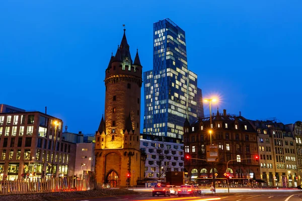 Frankfurt am Main, Almanya - 07 Ocak 2019: Eschenheimer Turm Eschenheimer Tor Meydanı gece Nextower önünde. Frankfurt Avrupa kıtasının büyük finans merkezidir