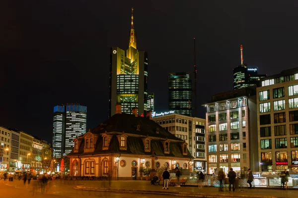 フランクフルト マイン ドイツ 2019 不明の人で 夜にコメルツ銀行タワーの前で歴史的なハウプトヴァッヘ 1730 年からバロック ハウプトヴァッヘは都市の中心点です — ストック写真