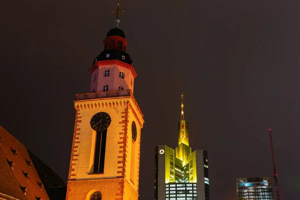 德国美因河畔法兰克福 2019年1月7日 晚上是圣凯瑟琳教堂和德国商业银行大厦的顶部 法兰克福是欧洲大陆的主要金融中心 — 图库照片