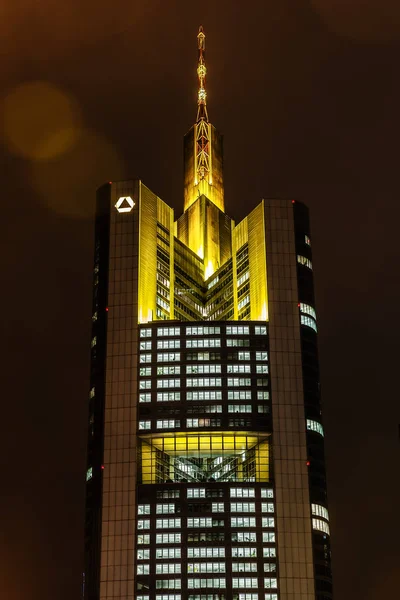 德国美因河畔法兰克福 2019年1月7日 德国商业银行大厦夜间 它的总高度为300 是法兰克福最高的建筑 也是德国最高的建筑 — 图库照片