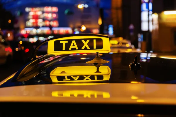 Nachts Beleuchtetes Taxischild Auf Dem Dach Eines Taxis — Stockfoto