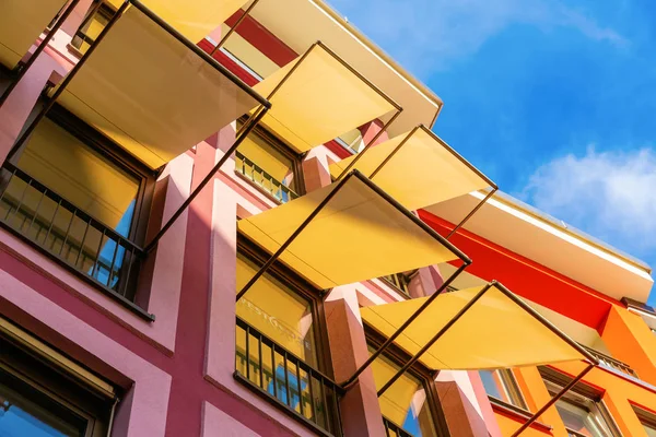 Изображение Красочных Фасадов Домов Тентами — стоковое фото