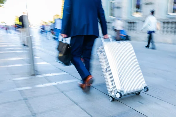 Bewegingsonscherpte Foto Van Een Zakenman Wandelen Met Een Rolkoffer Stad — Stockfoto