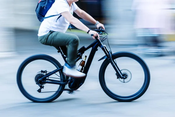 Picture Motion Blur Cyclist City Who Transports Beer Bottle Bicycle — Stock Photo, Image