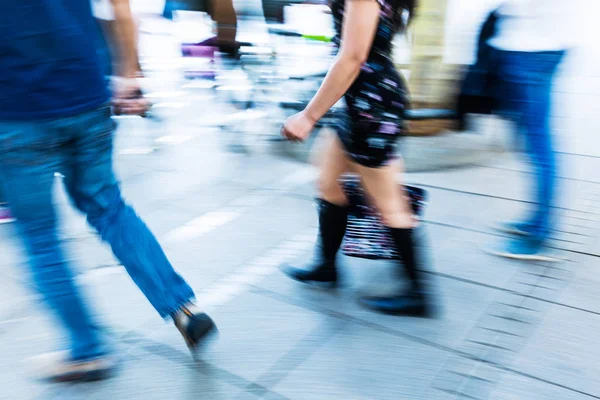 Picture People Who Walk Pedestrian Area Motion Blur — Stock Photo, Image