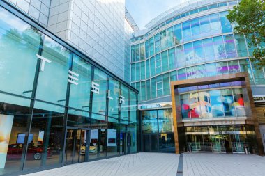 Stuttgart, Almanya - 07 Eylül 2018: Stuttgart Tesla Depo. Tesla Amerikan otomotiv ve enerji şirketidir. Şirket elektrikli otomobil üretiminde uzmanlaşmıştır