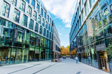 Stuttgart, Almanya - 07 Eylül 2018: Stuttgart ile kimliği belirsiz kişi alışveriş. Baden-Württemberg Alman devletinin başkenti ve en büyük Stuttgart olduğunu