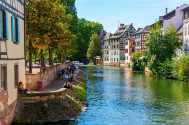 Strasbourg, Fransa - 9 Eylül 2018: La Petite Fransa 'nın bilinmeyen kişilerle çevrili çeyreğinin görüntüsü. Orta Çağ 'da tabakçılar, değirmenciler ve balıkçıların eviydi. Bu bir dönüm noktası.