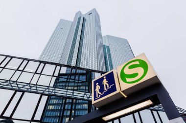 Frankfurt am Main, Almanya - 08 Ocak 2019: Frankfurt Deutsche Bank ikiz kuleleri. İki kule için 155 m yükselişi ve Deutsche Bank, Almanya'da en büyük Bankası olarak hizmet
