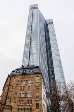 Frankfurt am Main, Almanya - 07 Ocak 2019: Trianon önünde tarihi bir bina ile kule. Frankfurt'un Westend-Güney bölgesinde bir 45 katlı, 186 m gökdelen 1993 yılında tamamlanmış olduğunu