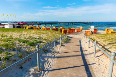 Binz, Almanya - 09 Mayıs 2018: Binz beach Rügen Adası kimliği belirsiz kişi erişim. Binz en büyük ve bir popüler tatil beldesi şikayetler üzerinde klasik spa tarzı mimariye sahip olan