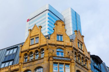 Frankfurt, Almanya - 08 Ocak 2019: tarihi binanın önünde gümüş kule de Frankfurt am Main. 32 katlı kule 166.3 metre yüksekliğinde ve 1978 Bilfinger Berger tarafından tamamlandı