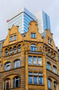 Frankfurt, Almanya - 08 Ocak 2019: tarihi binanın önünde gümüş kule de Frankfurt am Main. 32 katlı kule 166.3 metre yüksekliğinde ve 1978 Bilfinger Berger tarafından tamamlandı