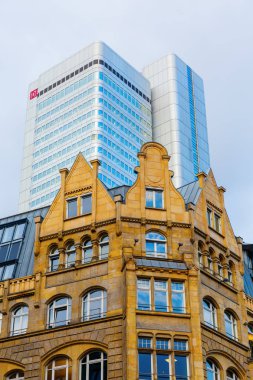 Frankfurt, Almanya - 08 Ocak 2019: tarihi binanın önünde gümüş kule de Frankfurt am Main. 32 katlı kule 166.3 metre yüksekliğinde ve 1978 Bilfinger Berger tarafından tamamlandı
