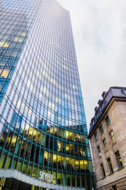 Frankfurt, Almanya - 08 Ocak 2019: Frankfurt Skyper Kulesi. 2004 yılında tamamlanmış, kule 9 m cam atrium 1915 kalma neo-klasik bir Villa tarafından bağlı olduğu