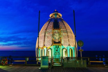 Sellin, Almanya - 09 Mayıs 2018: gondol iskelede Sellin gece dalış. Sellin en uzun iskeleye şikayetler, 394 metre ile sahip