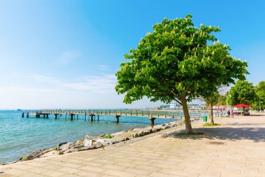 Sassnitz, Almanya - 10 Mayıs 2018: sahil mesire Sassnitz, şikayetler, kimliği belirsiz kişi ile. Sassnitz tanınmış bir tatil beldesi ve ağ geçidi için yakındaki Jasmund Ulusal Parkı