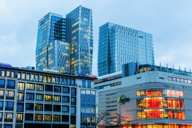 Frankfurt am Main, Almanya - 08 Ocak 2019: cityscape alışveriş merkezi ve alacakaranlıkta Frankfurt gökdelenler ile. Frankfurt Avrupa kıtasının büyük finans merkezidir
