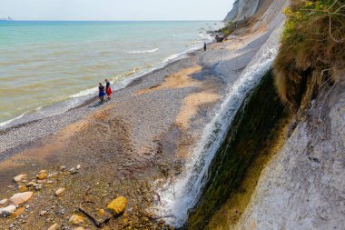 Glowe, Almanya - 10 Mayıs 2018: Rügen tebeşir kayalıklarla kimliği belirsiz kişi ile aşağıda görünümü. Jasmund Ulusal Parkı parçası ve Unesco Dünya Mirası parçası alandır