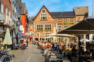 Aachen, Almanya - 12 Ekim 2018: Aachen eski şehir kimliği belirsiz kişi ile meydanda. Aachen Kuzey Ren-Vestfalya eyâletinde bir kaplıca kenti ve Charlemagne Villası