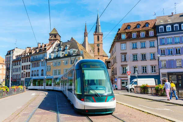 法国斯特拉斯堡 2018年9月09日 斯特拉斯堡市的电车与身份不明的人在一起 斯特拉斯堡是首都和最大的城市东大 历史中心是联合国教科文组织列为 — 图库照片