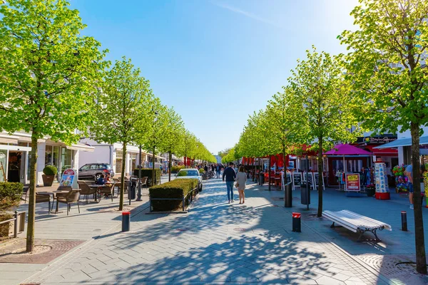 Binz, Almanya - 09 Mayıs 2018: sokak görünümünde Binz Rügen Adası kimliği belirsiz kişi ile. Binz en büyük ve bir popüler tatil beldesi şikayetler üzerinde klasik spa tarzı mimariye sahip olan