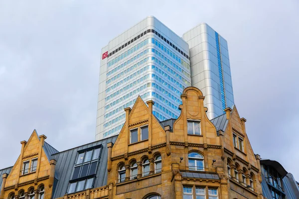 Frankfurt, Almanya - 08 Ocak 2019: tarihi binanın önünde gümüş kule de Frankfurt am Main. 32 katlı kule 166.3 metre yüksekliğinde ve 1978 Bilfinger Berger tarafından tamamlandı