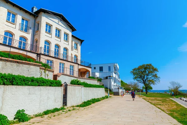 Sassnitz, Almanya - 10 Mayıs 2018: sahil mesire Sassnitz, şikayetler, kimliği belirsiz kişi ile. Sassnitz tanınmış bir tatil beldesi ve ağ geçidi için yakındaki Jasmund Ulusal Parkı