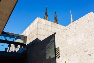 Kuleler Köln Katedrali arkasında Romano-Germanic-Museum Cologne, Almanya