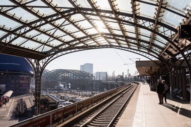 Köln, Almanya - 16 Şubat 2019: platform kimliği belirsiz kişi ile Köln ' ün ana istasyonda. Günlük 280.000 seyahat etmek ile istasyon Almanya'da en yoğun istasyonları biridir