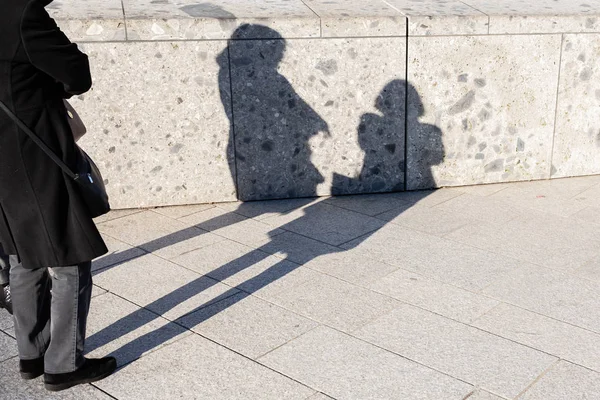 Imagen Las Sombras Dos Mujeres Una Pared —  Fotos de Stock