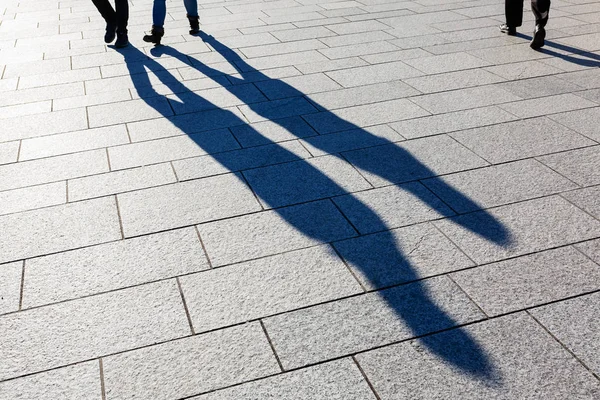 Sombras Pavimento Pessoas Caminhando Cidade — Fotografia de Stock