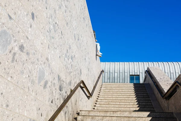 Piernas Una Persona Que Sienta Una Pared Lado Las Escaleras —  Fotos de Stock