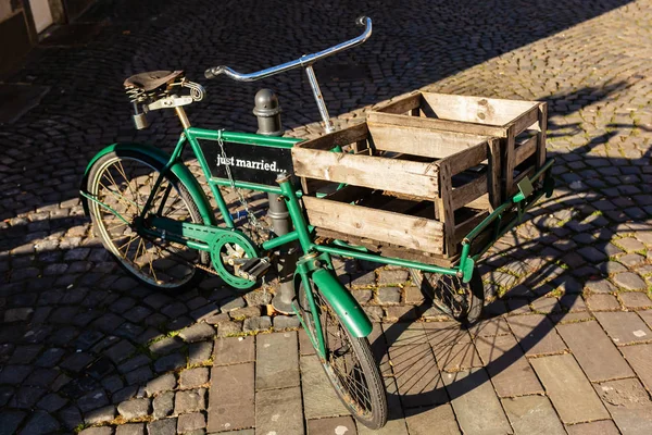 Resmi Yazı Ile Bir Vintage Teslim Tekerlekli Bisiklet Yeni Bir — Stok fotoğraf