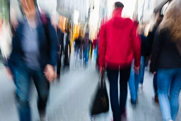 Foto Van Mensen Lopen Aan Een Winkelstraat Stad Met Camera — Stockfoto