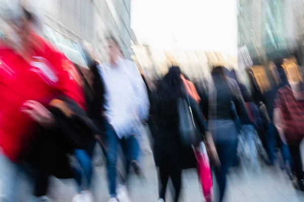 Photo Personnes Marchant Dans Une Rue Commerçante Ville Avec Appareil — Photo