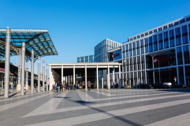 Köln, Almanya - 16 Şubat 2019: Breslauer Meydanı kimliği belirsiz kişi ile Köln ' ün ana istasyonda. Günlük 280.000 seyahat etmek ile istasyon Almanya'da en yoğun istasyonları biridir
