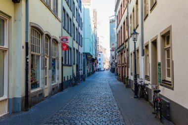 Köln, Almanya - 16 Şubat 2019: tarihi eski şehir Köln ün, kimliği belirsiz kişi ile dar sokakta. Almanlar en kalabalık federal devlet Kuzey Ren-Vestfalya şehridir