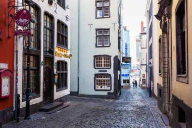 Köln, Almanya - 16 Şubat 2019: tarihi eski şehir Köln ün, kimliği belirsiz kişi ile dar sokakta. Almanlar en kalabalık federal devlet Kuzey Ren-Vestfalya şehridir