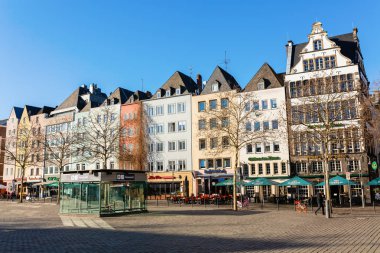 Köln, Almanya - 16 Şubat 2019: Heumarkt Köln, kimliği belirsiz kişi ile. Heumarkt Köln'deki ikinci en büyük Meydanı olan