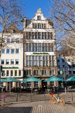 Köln, Almanya - 16 Şubat 2019: tarihi binasında Heumarkt Köln, kimliği belirsiz kişi ile. Heumarkt Köln'deki ikinci en büyük Meydanı olan