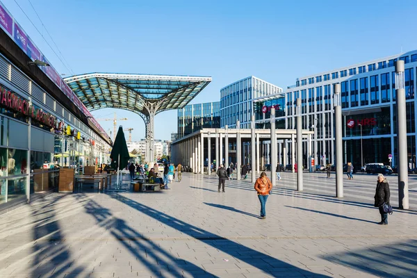 德国科隆 2019年2月16日 科隆总站的布雷斯劳尔广场 有身份不明的人 每天有 280 000名旅客 车站是德国最繁忙的车站之一 — 图库照片